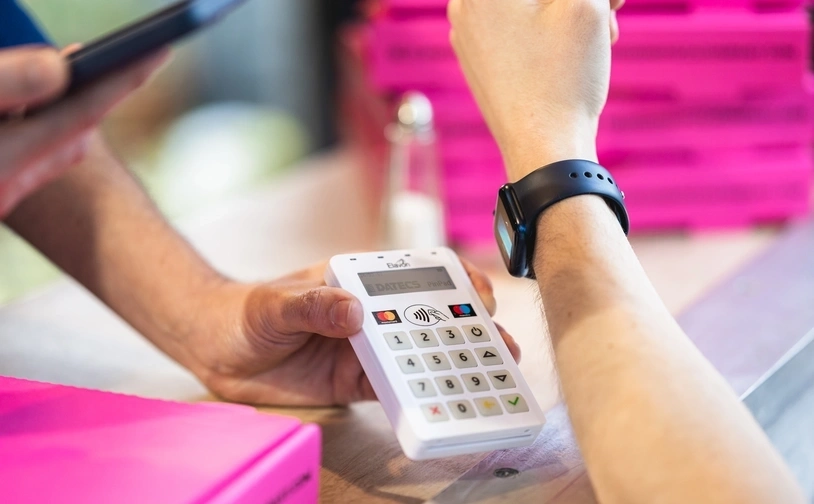 Elavon Mobile banner image showing terminal