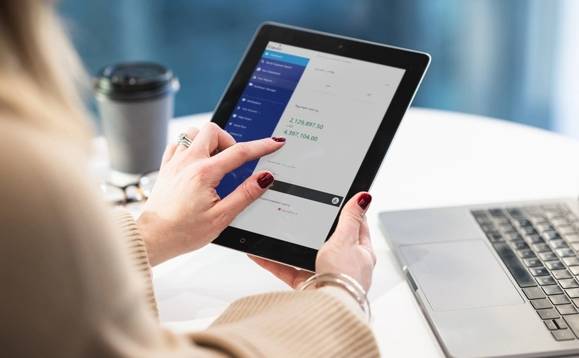 A business owner uses Elavon reporting tools to optimise their sales data and make smarter business decisions 
